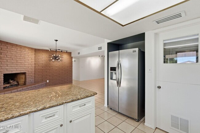 Building Photo - 1321 E Townley Ave