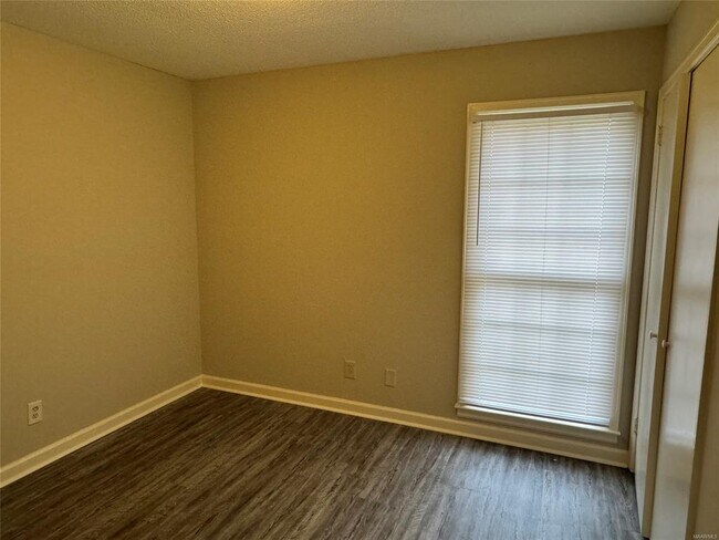 Building Photo - 2233 W Aberdeen Dr