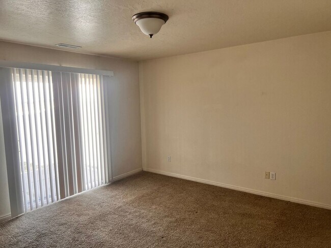 Building Photo - Charming 3-bedroom Home