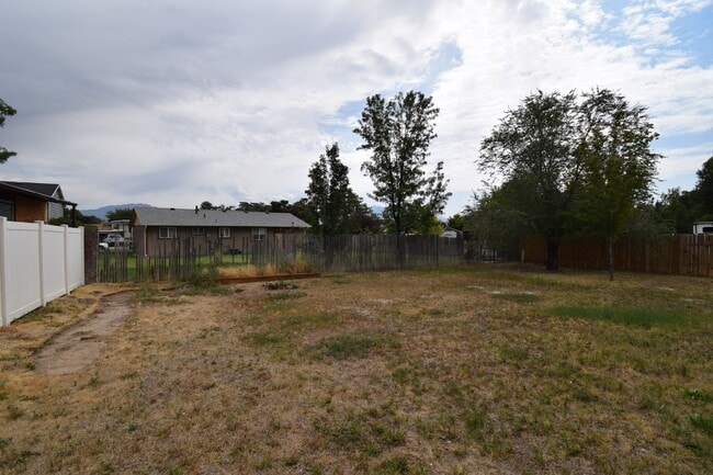 Building Photo - Comfortable Kearns 4-Bed Home with Spacious layout & Private Yard