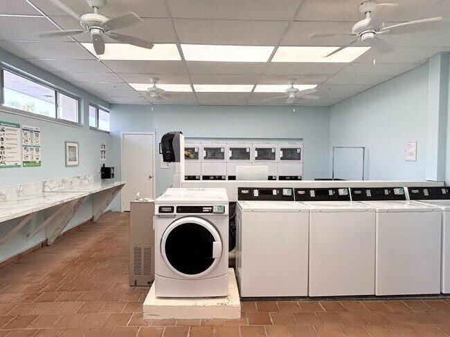 Building Photo - 340 Horizon W