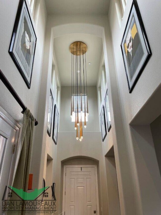 Building Photo - Executive Home in Gated Community Wildwings