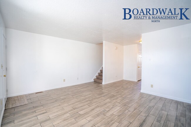 Building Photo - Half off 1st month's rent 3 Bed Townhouse ...