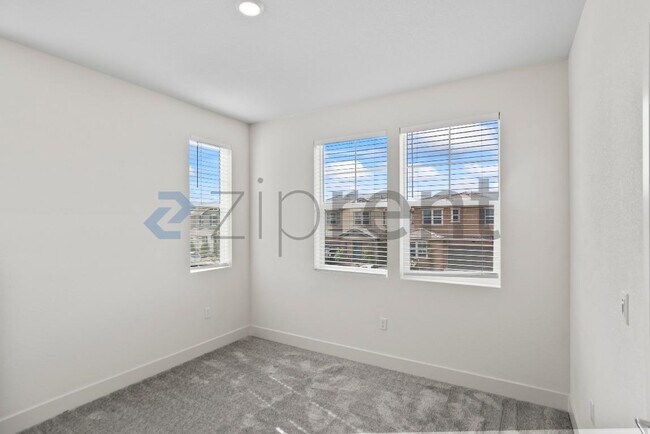 Building Photo - Unit