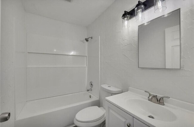 Building Photo - Renovated townhome in Great Alpharetta location