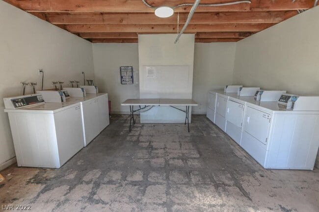 Building Photo - 1405 Vegas Valley Dr