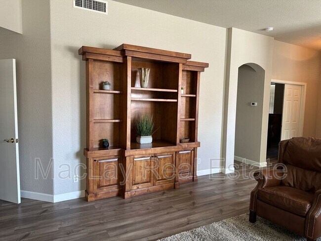 Building Photo - 9753 E Holiday Way