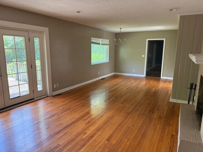 Building Photo - Intown House