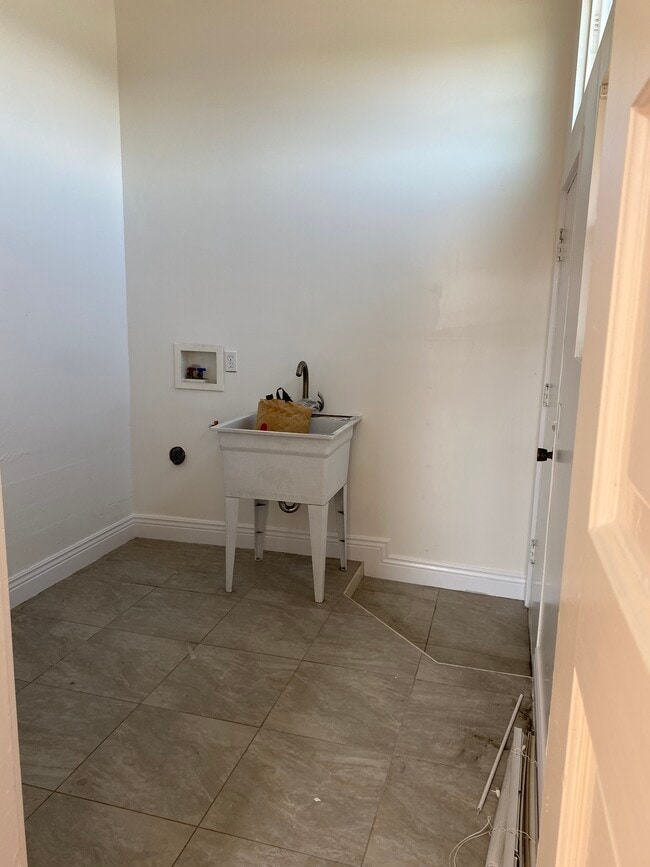 Building Photo - 618 Alice St