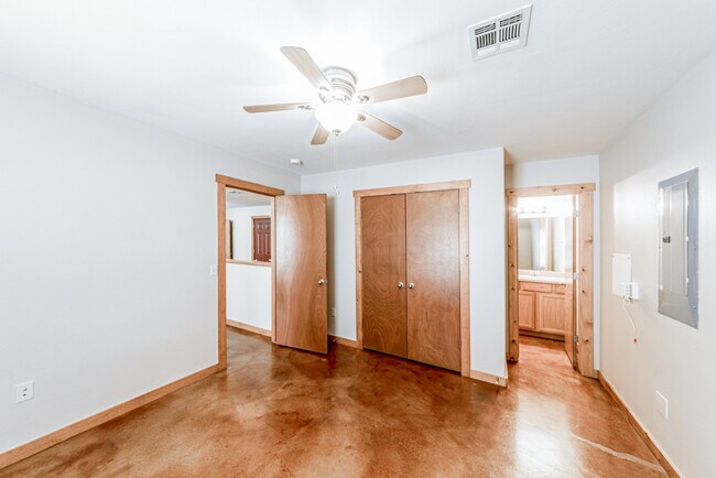 Building Photo - 2607 W 58th St