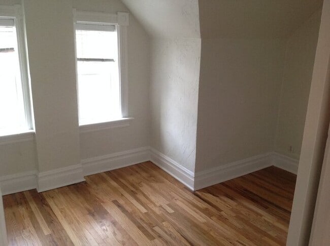 Building Photo - Avenues 2 bed upstairs unit