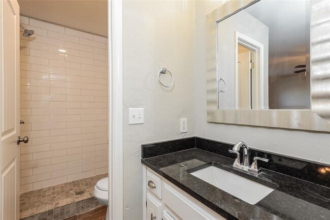 Building Photo - 2705 Fairfield Dr