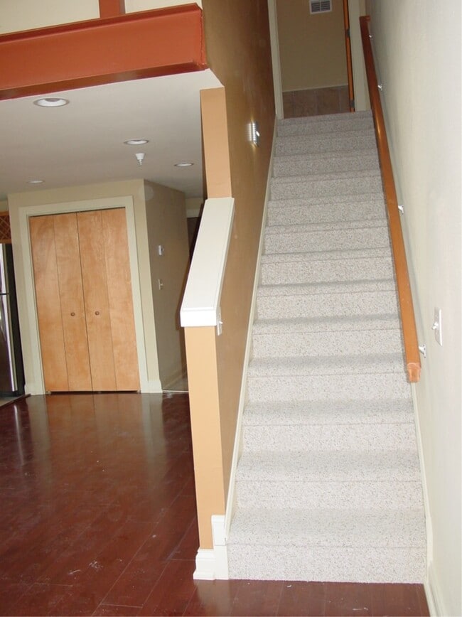 Building Photo - Strefi Lofts