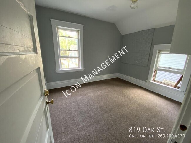 Building Photo - 819 Oak St