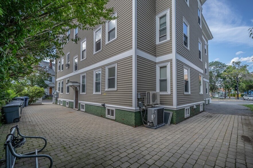 Building Photo - 1588 Cambridge St