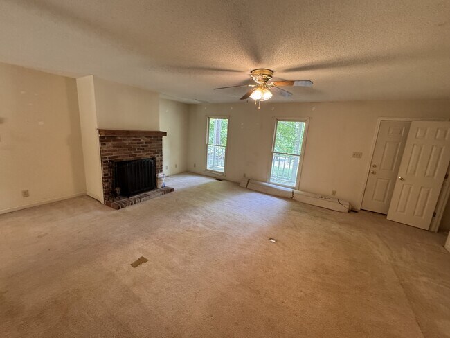 Building Photo - 112 Oak Leaf Cir