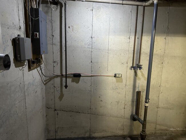 Washer/Dryer Hookup - 1682 Park Rd