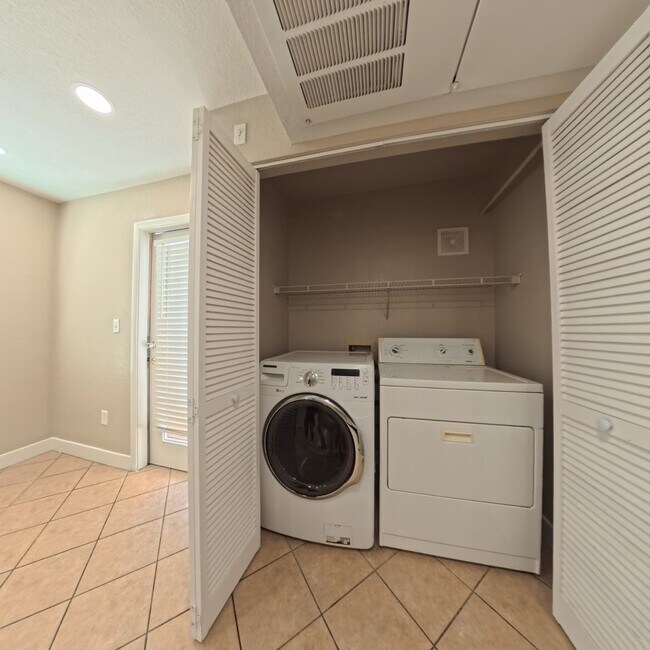 Building Photo - BEAUTIFULLY UPDATED 2 BED 2 BATH CONDO IN ...