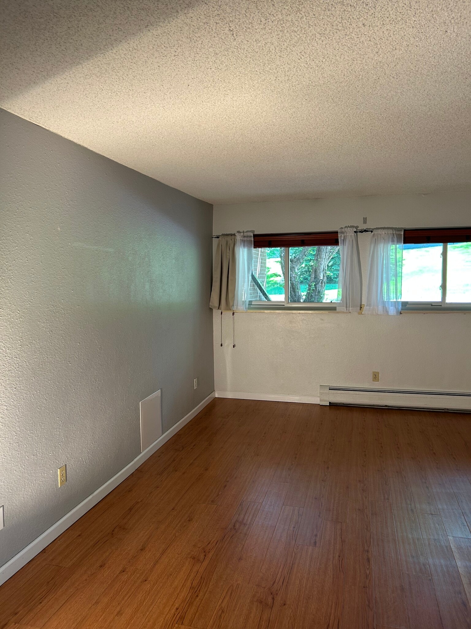 Building Photo - 1350 Golden Cir