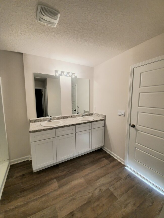 Building Photo - Gorgeous and Spacious 4 Bedroom, 2 Bath Op...