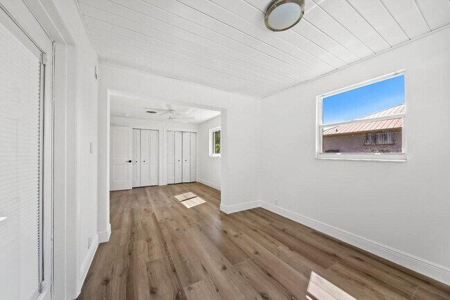 Building Photo - 2416 N W Everglades Blvd