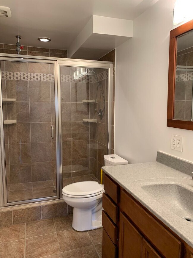 Building Photo - 2 Bedroom 1 Bath Condo With Tons of Charac...