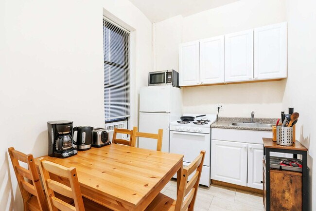 Building Photo - 223 E 14th St