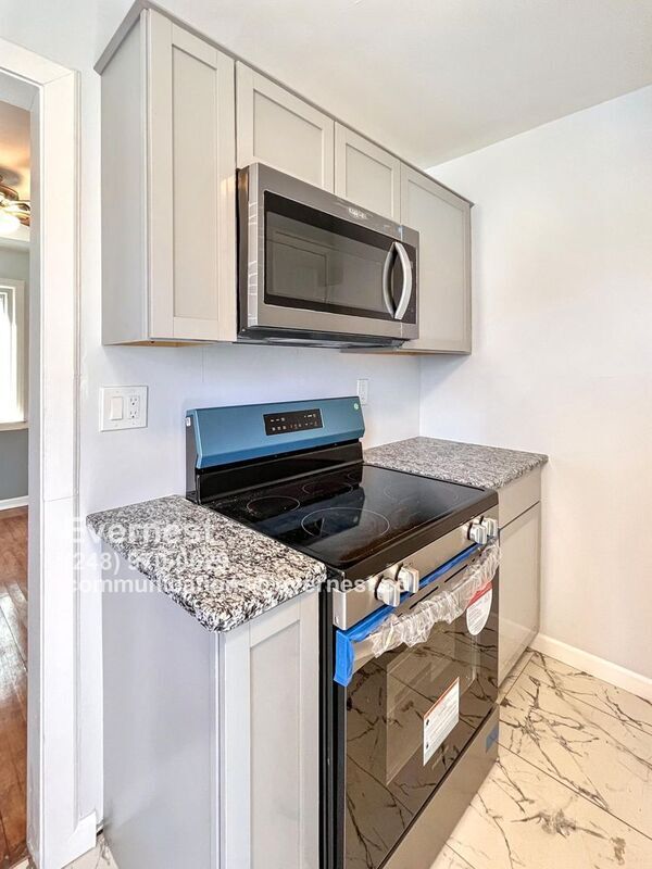 Building Photo - 18514 Manor