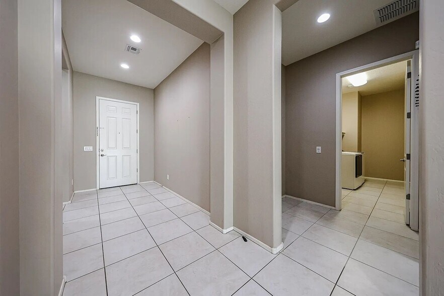 Building Photo - 10160 W Robin Ln