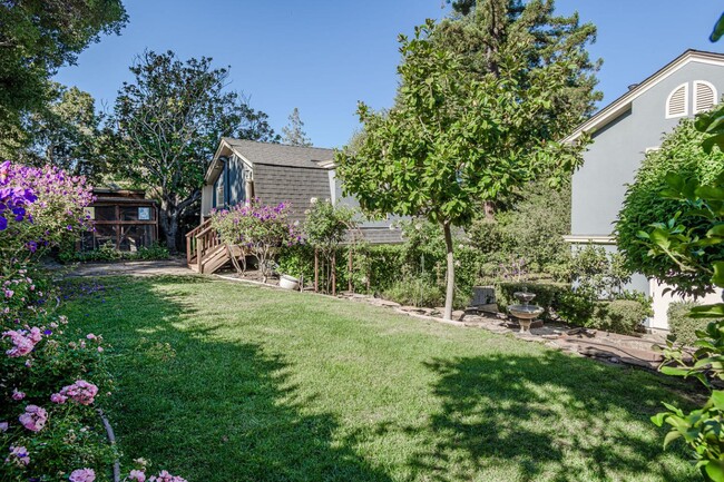 Building Photo - 719 W Poplar Ave