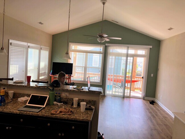 Building Photo - 305 Vesta Ct