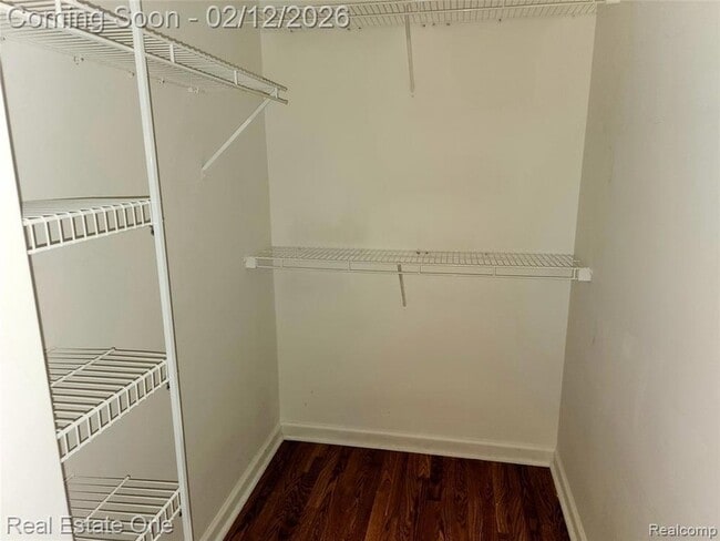 Building Photo - 3275 N Pointe Blvd