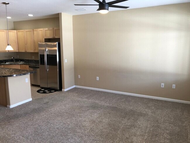 Building Photo - Stunning Condo in Palomino Park