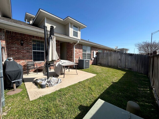 Building Photo - South College Station Townhome