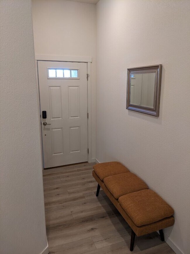 Building Photo - FULLY FURNISHED 3 Bed Luxury End Unit Townhome backs to Nature