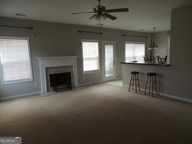 Building Photo - 450 MacLand Dr