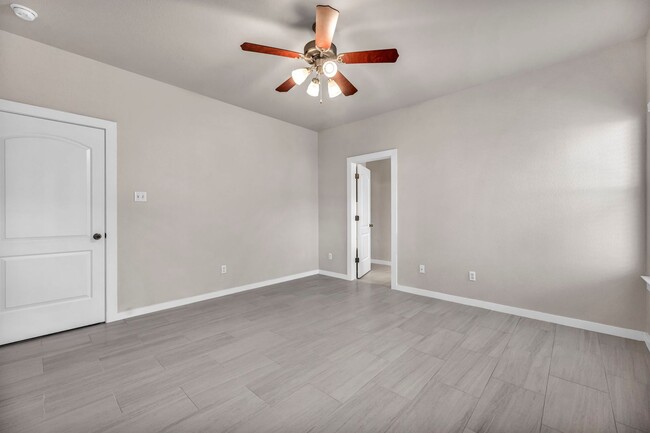Building Photo - Gorgeous 3 bed 2 Bath detached condo in tr...