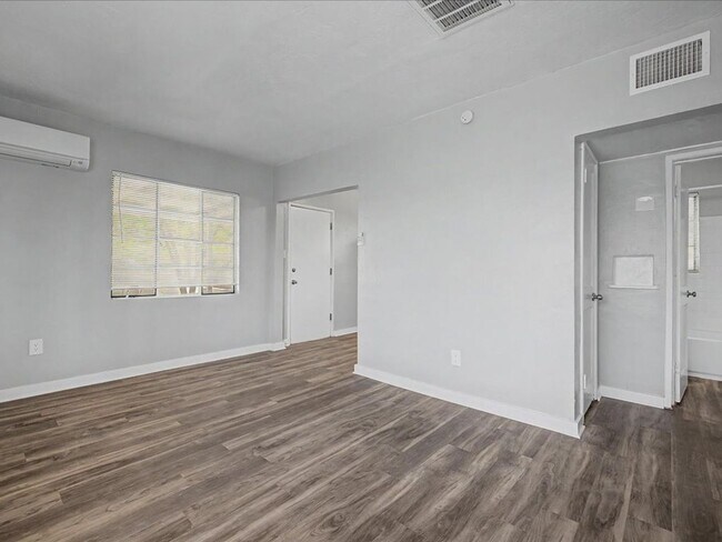 Building Photo - 2116 N Forgeus Ave