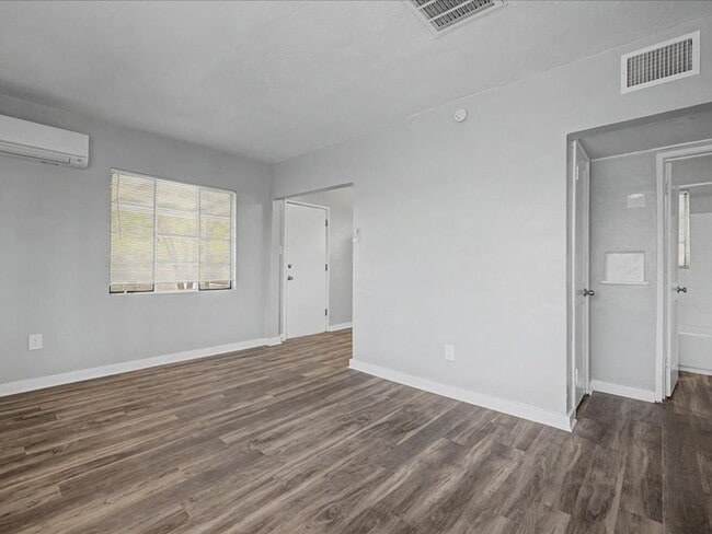 Building Photo - Cozy & Modern 2-Bedroom Home