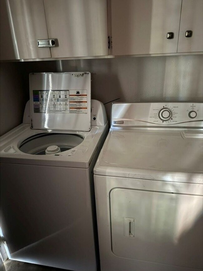 Building Photo - Lovely sunny corner lot unit available now and pet friendly!! Call to inquire today.
