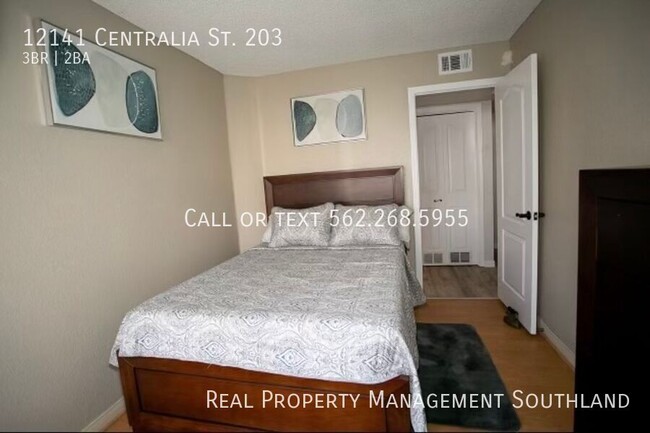 Building Photo - Three Bedroom Two Bath Condo with Parking!