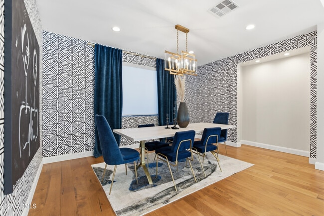 Building Photo - 4601 N Royal View Dr