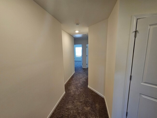 Building Photo - Like New townhome in Monroe!