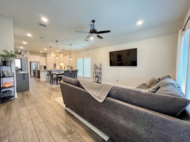 Building Photo - 3 Bedroom/2 Bath Kallison Ranch Subdivision