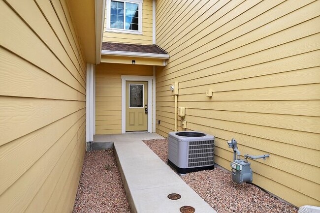 Building Photo - Oct Rent Free. 2 Bed 2.5 Bath 1 Car. Mins ...