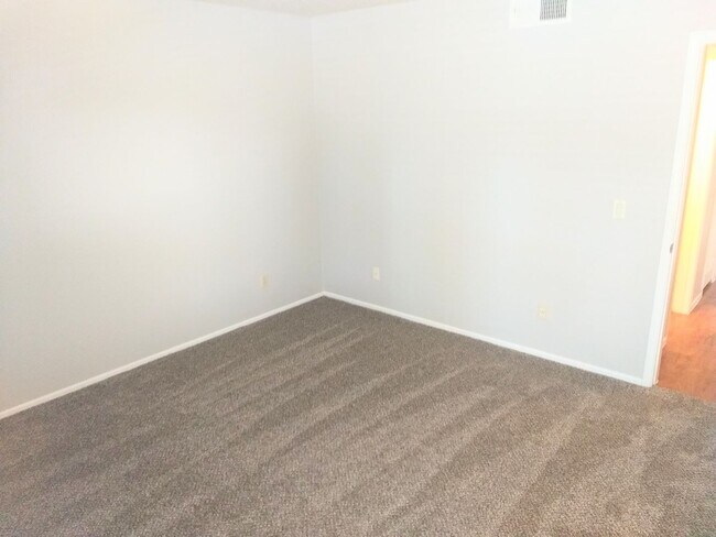 Building Photo - Spacious Two Bedroom Two Bathroom Condo