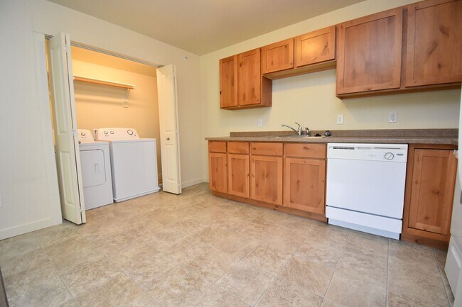 Building Photo - 2nd Floor 2 Bed 1 Bath in a Great Central ...