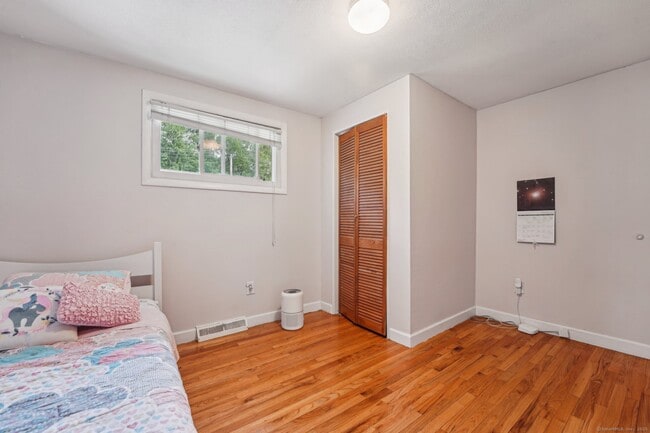 Building Photo - 44 Simsbury Manor Dr