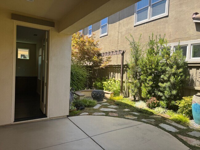 Building Photo - Great location close to Kaiser Roseville