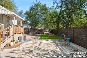 Building Photo - 810 Dakota St